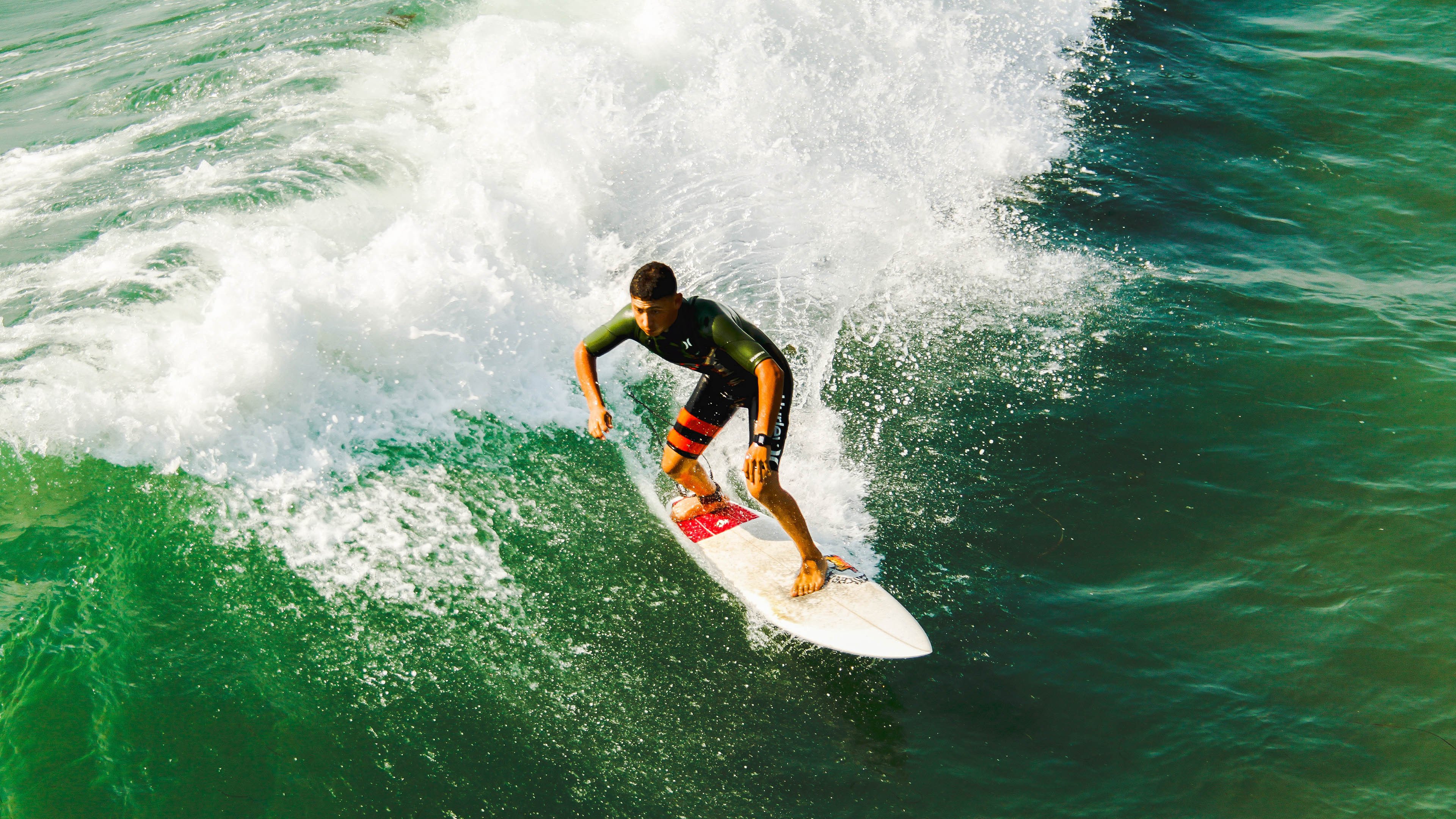 马赛连续获胜保持冲击力,赛马冲刺速度