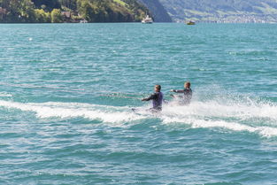 爱游戏中国官方网站平台-“快艇冲浪：东三叉湖赛场极速角逐，掀起水上运动的新浪潮”